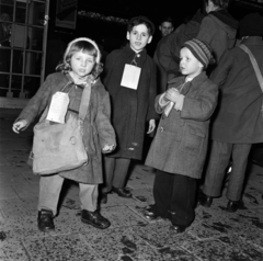 Hollandia, Leiden, Leiden Centraal vasútállomás, a felvétel 1957. február 5-én, a magyar nenekült gyermekek megérkezésekor készült., 1957, Nationaal Archief, portré, képarány: négyzetes, gyerekek, válltáska, Fortepan #267153