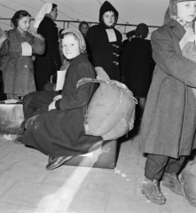 Hollandia, Leiden, Leiden Centraal vasútállomás, a felvétel 1957. február 5-én, a magyar nenekült gyermekek megérkezésekor készült., 1957, Nationaal Archief, portré, hátizsák, azonosító, kapucni, Fortepan #267167