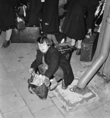 Hollandia, Leiden, Leiden Centraal vasútállomás, a felvétel 1957. február 5-én, a magyar nenekült gyermekek megérkezésekor készült., 1957, Nationaal Archief, bőrönd, Fortepan #267168