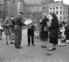 Hollandia, Amszterdam, Dam tér, a Magyarország megsegítésére indított, 1956-os adománygyűjtésekor, egyetemisták újságot árulnak., 1956, Nationaal Archief, fiatalság, újság, szolidaritás, holland felirat, kerékpár, Fortepan #267180