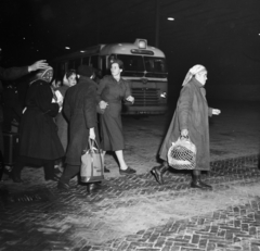 Hollandia, Utrecht, a felvétel 1956. november 14-én, a magyarokat szállító vöröskeresztes vonat megérkezésekor készült., 1956, Nationaal Archief, képarány: négyzetes, egyenruha, cekker, nők, este, Fortepan #267193