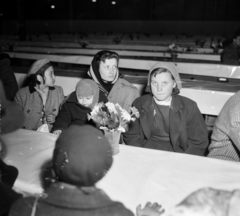 Hollandia, Utrecht, Jaarbeursplein 6., Jaarbeurs rendezvényközpont. A felvétel 1956. november 14-én, a magyarokat szállító vöröskeresztes vonat megérkezésekor készült., 1956, Nationaal Archief, virágcsokor, gyerek, anya, Fortepan #267194