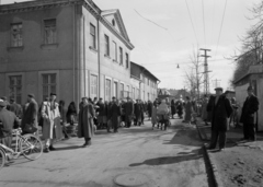 Magyarország, Kaposvár, Újpiac tér, balra a Noszlopy Gáspár utca torkolata., 1962, UVATERV, kerékpár, utcakép, életkép, kosár, távvezeték, viharkabát, Fortepan #2672