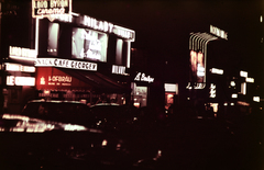 France, Paris, Avenue des Champs-Élysées, balra a 122. számú épületben a Lord Byron mozi, jobbra a 120-as szám alatti Cafè George V., 1961, Ladinek Viktor, movie theater, neon sign, colorful, night, Fortepan #267200