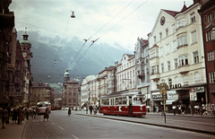 Austria, Innsbruck, Maria-Theresien-Strasse, balra az Spitalskirche zum Heiligen Geist (Ispotálytemplom a Szetlélekhez) tornya, középen a Stadtturm (Várostorony), a háttérben a Nordkette hegyvonulata., 1961, Ladinek Viktor, Fortepan #267208