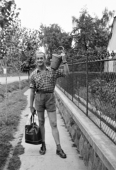 1959, Ladinek Viktor, portrait, wicker bag, shorts, rolled up sleeves, plaid shirt, Fortepan #267226