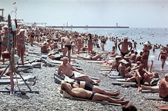 Russia, Szochi, a Riviéra strand, háttérben a kikötő., 1961, Ladinek Viktor, Soviet Union, Fortepan #267237