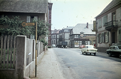 Germany, Hauptstraße, balra az evangélikus templom kiugró barna színű kis részlete, jobbra a Gaststätte Adler épülete a 32. szám alatt., 1961, Ladinek Viktor, colorful, FRG, Fortepan #267238