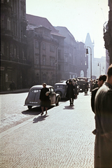 Csehország, Prága, Dlouhá třída, háttérben az Óváros tér (Staroměstské náměstí) és ott az Óvárosi városháza., 1956, Ladinek Viktor, színes, Csehszlovákia, Fortepan #267242