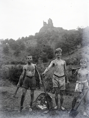 1936, Ladinek Viktor, portrait, three people, castle ruins, Fortepan #267287