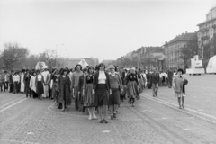 Hungary, Budapest XIV., Ötvenhatosok tere (Felvonulási tér), május 1-i felvonulás. Balra hazánkban tanuló külföldi diákok., 1978, Szentkuthy Ibolya, Best of, Budapest, Fortepan #267423