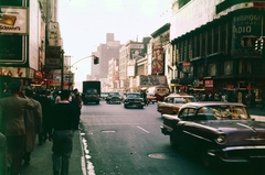 USA, New York, a W 42nd Street a 7th Avenue és a 8th Avenue között, jobbra a Victory Theater (később New Victory theater) mozi, jobbra távolabb a Hotel Dixie., 1955, Szentkuthy Ibolya, colorful, English sign, traffic, street view, ad, crosswalk, Fortepan #267506