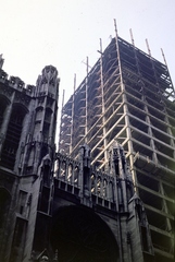 USA, New York, 5th Avenue–W 53nd Street sarok, a felvétel a Saint Thomas Church (Szent Tamás-templom) előtt készült., 1955, Szentkuthy Ibolya, colorful, building, scaffolding, Fortepan #267509