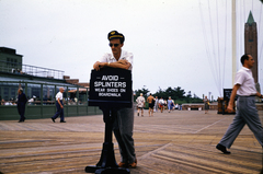 USA, Jones Beach Island, Jones Boardwalk, háttérben a Jones Beach víztorony., 1955, Szentkuthy Ibolya, colorful, uniform, pedestrian, English sign, Fortepan #267516