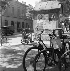 Magyarország, Győr, Virágpiac (Egység) tér., 1963, Szentkuthy Ibolya, kerékpár, szatyor, GAZ 69, tolószék, mozgássérült, plakát, Fortepan #267534