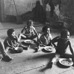 Hungary, Salgótarján, a felvétel a pécskődombi (kopaszdombi) cigánytelepen készült., 1964, Szentkuthy Ibolya, gypsy, meal, poverty, Fortepan #267539