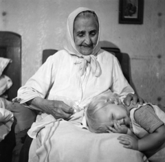 1959, Szentkuthy Ibolya, Best of, kid, smile, headscarf, hand, portrait, old person, Fortepan #267550