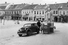 Szlovákia, Rimaszombat, Fő tér (Horthy Miklós tér)., 1939, Fortepan, benzinkút, automobil, Mobiloil-márka, Mobiloil-márka, tankolás, Fortepan #26757