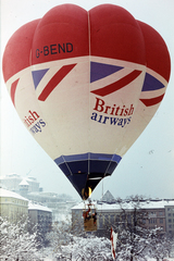 Hungary, Tabán, Budapest I., a BRITISH AIRWAYS hőlégballonja a budapesti brit napok egyik rendezvényén., 1980, Lorkó Fanni, colorful, hot air balloon, British Airways, Budapest, Fortepan #267586