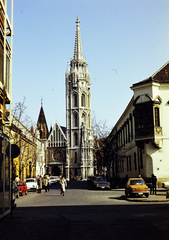 Magyarország, budai Vár, Budapest I., Szentháromság utca az Úri utcai kereszteződés közelében, szemben a Mátyás-templom., 1981, Lorkó Fanni, rendszám, színes, Budapest, Fortepan #267591