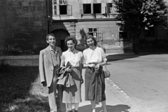 Magyarország, Sopron, Fő (Beloiannisz) tér, balra a bencés (Kecske) templom, szemben a Kossow-ház., 1956, Kovács Annamária, nők, férfi, kosztüm, Fortepan #267611