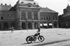 Magyarország, Eger, Dobó István tér, Városháza, jobbra a Líceum., 1958, Kovács Annamária, D-Csepel 125, élelmiszerbolt, középület, háztartási bolt, gyógyszertár, árnyékoló, Fortepan #267619