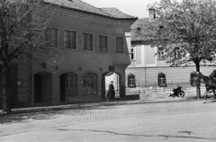 Magyarország, Eger, Dobó István tér, szemben az Eger-patak partján álló 3-as számú ház látható., 1958, Kovács Annamária, épület, házszám, Fortepan #267620