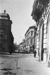 Magyarország, Eger, Eszterházy (Szabadság) tér, a felvétel a Líceum kapuja előtt készült. Balra a Széchenyi István (Széchenyi) utca sarkán az Érseki Hivatal épülete. Távolban a Szent Miklós Görögkeleti Szerb (Rác) templom látható., 1958, Kovács Annamária, utcakép, Fortepan #267621