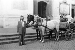 Magyarország, Kecskemét, Kossuth tér, Nagytemplom (Öregtemplom). A bejárat mellett az 1848/49-es szabadságharcban elesett honvédek emléktáblája., 1958, Kovács Annamária, lovaskocsi, Fortepan #267622