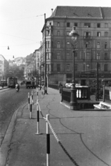 Magyarország, Budapest II., Margit híd budai hídfő, szemben a Margit körút (Mártírok útja)., 1958, Kovács Annamária, Budapest, utcakép, gázlámpa, Fortepan #267624