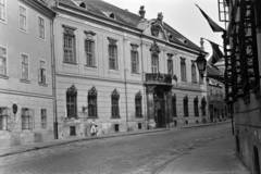 Magyarország, budai Vár, Budapest I., Táncsics Mihály utca a Mátyás-templom felé nézve. Szemben a 7. szám, az Erdődy (Hatvany) palota, ekkor általános iskola, ma Zenetudományi Intézet., 1958, Kovács Annamária, Budapest, középület, ablakrács, Fortepan #267629