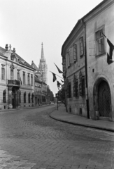 Magyarország, budai Vár, Budapest I., Táncsics Mihály utca, balra az Erdődy (Hatvany) palota. Háttérben a Mátyás-templom., 1958, Kovács Annamária, Budapest, utcakép, Fortepan #267632