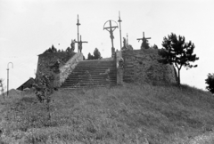 Magyarország, Győr, Golgota szoborcsoport a támpillérekkel megerősített Kálváriadombon. Előtérben a Dizmas-kápolna., 1958, Kovács Annamária, kálvária, Fortepan #267636