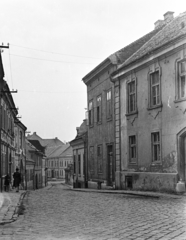 Magyarország, Székesfehérvár, Arany János utca a Szent István-székesegyház felől a Maulbertsch-kút felé nézve., 1958, Kovács Annamária, utcakép, Fortepan #267637