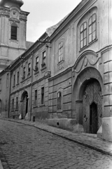 Magyarország, Székesfehérvár, Arany János (Szent István) utca, balra a Szent István-székesegyház, jobbra a Budenz-ház., 1958, Kovács Annamária, boltív, kapu, Fortepan #267638