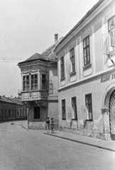 Magyarország, Székesfehérvár, Jókai Mór utca., 1960, Kovács Annamária, zárterkély, sarokerkély, Fortepan #267643