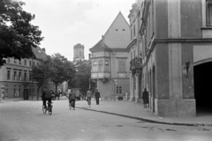 Magyarország, Győr, Bécsi kapu (Köztársaság) tér, jobbra a Kazinczy utca. Szemben a Szabadsajtó utca torkolatánál az Altabak-ház ettől jobbra az Ott-ház. Távolabb a háttérben a Püspökvár., 1960, Kovács Annamária, kerékpár, Fortepan #267650