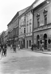 Magyarország, Győr, a Kazinczy utca torkolata a Bécsi kapu (Köztársaság) térről nézve., 1960, Kovács Annamária, kerékpár, Fortepan #267652