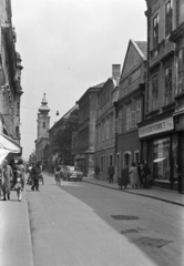 Magyarország, Győr, Kazinczy utca a Bécsi kapu (Köztársaság) tér irányából a Széchenyi téren álló Loyolai Szent Ignác bencés templom felé nézve., 1960, Kovács Annamária, kerékpár, Fortepan #267653