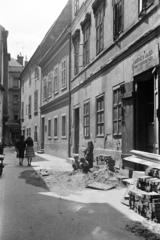 Magyarország, Győr, Szabadsajtó utca a Széchenyi tér felől a Baross Gábor (Lenin) út felé nézve., 1960, Kovács Annamária, gyerekek, csíkos ruha, homok, építőanyag, kisiparos, tégla, szerelés, homokozó, bádogos, vízvezeték, Fortepan #267661