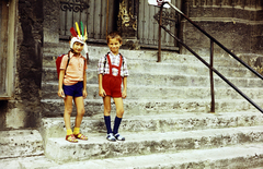 Germany, Jena, Kirchplatz, a Brautportal a Stadkirche Sankt Michael déli oldalán., 1975, Barna Ádám, Best of, brothers, sandal, kid, shorts, knee snocks, stairs, railing, gate, headdress, GDR, Fortepan #267702