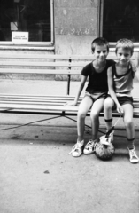 Hungary, Debrecen, a felvétel a Gambrinus közben készült., 1977, Barna Ádám, kids, bench, soccer ball, Fortepan #267705