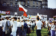 Lengyelország, Częstochowa, a felvétel a Jasna Góra-i pálos kolostor előtt, a Fekete Madonnához történő zarándoklat során készült., 1985, Barna Ádám, felirat, zászló, Fortepan #267716