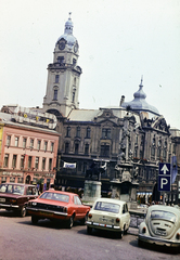 Magyarország, Pécs, Széchenyi tér a Dzsámi felől a Városháza felé nézve, középen Hunyadi János szobra és a Szentháromság-szobor., 1981, Barna Ádám, automobil, utcakép, neonreklám, jelzőtábla, rendszám, Fortepan #267720