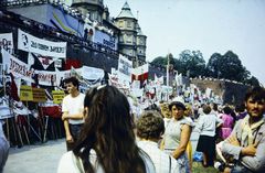 Lengyelország, Częstochowa, a felvétel a Jasna Góra-i pálos kolostor előtt, a Fekete Madonnához történő zarándoklat során készült., 1985, Barna Ádám, Fortepan #267723