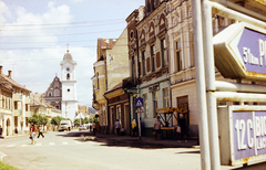 Románia,Erdély, Gyergyószentmiklós, Márton Áron utca, Szent Miklós-templom., 1976, Barna Ádám, utcakép, templomtorony, útjelző tábla, járókelő, gyalogátkelő, Fortepan #267731