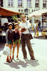 Germany, Würzburg, Marktplatz., 1979, Barna Ádám, market, street view, pipe, bag, family, Fortepan #267736