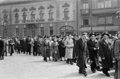 Magyarország, Budapest XIV., Ajtósi Dürer sor, a felvonulás résztvevői mögött a 7. és 5. számú ház látható., 1958, Bolvári László, felvonulás, virág hajtókán, Budapest, Fortepan #267770