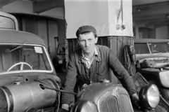 Hungary, Budapest XIV., Egressy út 35-51., a felvétel a Posta Központi Járműtelepén készült., 1958, Bolvári László, Budapest, worker, mechanic, Fortepan #267780