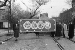 Magyarország, Budapest XIV., Thököly út, a Posta Központi Járműtelep felvonuló dolgozói., 1956, Bolvári László, felvonulás, Lenin-ábrázolás, Friedrich Engels-ábrázolás, Karl Marx-ábrázolás, Sztálin ábrázolás, transzparens, Budapest, Fortepan #267786